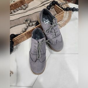 Boys Size 3, Gray Oxford Casual / Dress Shoes Wuth Tan Soles.